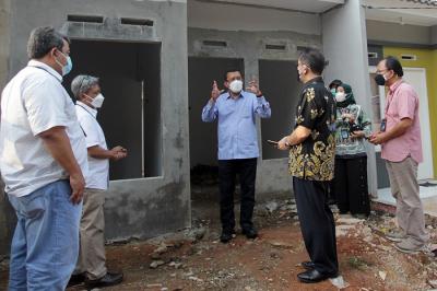 Direktur Utama PT Bank Tabungan Negara (Persero) Tbk Haru Koesmahargyo meninjau pembangunan perumahan bagi MBR di wilayah Tangerang, Banten, akhir pekan lalu.