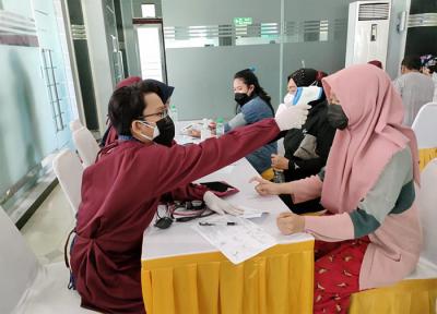 Program mobil keliling vaksinasi yang diselenggarakan di Masjid Jami Al Mukarrom Jakarta, Minggu (15/8/2021).