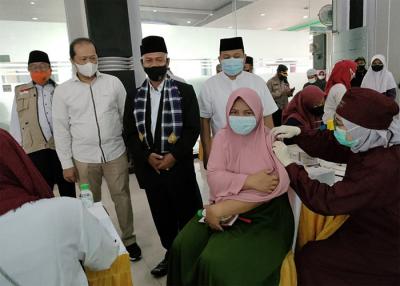 Program mobil keliling vaksinasi yang diselenggarakan di Masjid Jami Al Mukarrom Jakarta, Minggu (15/8/2021).