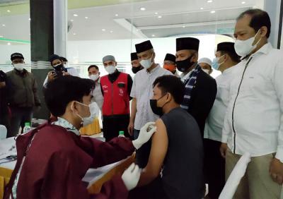 Program mobil keliling vaksinasi yang diselenggarakan di Masjid Jami Al Mukarrom Jakarta, Minggu (15/8/2021).