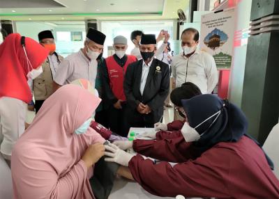 Program mobil keliling vaksinasi yang diselenggarakan di Masjid Jami Al Mukarrom Jakarta, Minggu (15/8/2021).