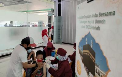 Program mobil keliling vaksinasi yang diselenggarakan di Masjid Jami Al Mukarrom Jakarta, Minggu (15/8/2021).