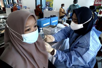 Vakinasi massal bagi masyarakat pesisir yang diselenggarakan BPP Himpunan Pengusaha Muda Indonesia BPD HIPMI Jatim di Gresik, Senin (16/8/2021).