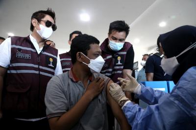 Vakinasi massal bagi masyarakat pesisir yang diselenggarakan BPP Himpunan Pengusaha Muda Indonesia BPD HIPMI Jatim di Gresik, Senin (16/8/2021).