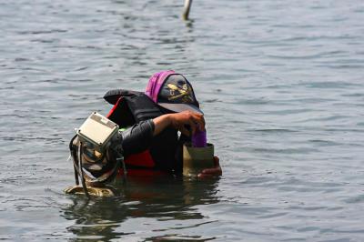 Petugas membersihkan kolam Patung Selamat Datang di kawasan Bundaran HI, Jakarta Pusat, Senin (16/8/2021).