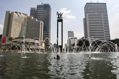 Petugas membersihkan kolam Patung Selamat Datang di kawasan Bundaran HI, Jakarta Pusat, Senin (16/8/2021).