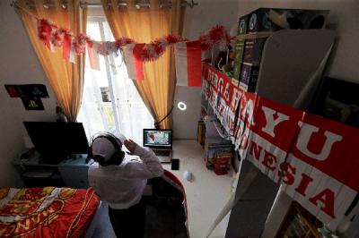 Pelajar SD saat mengikuti lomba makan kerupuk secara online dalam rangka memeriahkan HUT ke-76 RI di kawasan Graha Raya, Tangerang Selatan, Senin (16/8/2021).