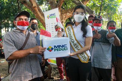 Miss Indonesia 2020 Pricilia Carla Yules memberikan bantuan kepada warga yang tinggal di bawah kolong Stasiun Juanda, Jakarta Pusat, Senin (16/8/2021).