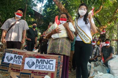 Miss Indonesia 2020 Pricilia Carla Yules memberikan bantuan kepada warga yang tinggal di bawah kolong Stasiun Juanda, Jakarta Pusat, Senin (16/8/2021).