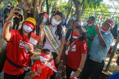 Miss Indonesia 2020 Pricilia Carla Yules memberikan bantuan kepada warga yang tinggal di bawah kolong Stasiun Juanda, Jakarta Pusat, Senin (16/8/2021).