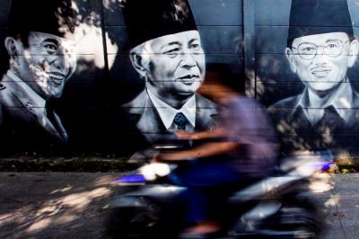 Warga saat melintasi mural para presiden dan pahlwan republik Indonesia di kawasan Cipondoh, Kota Tangerang, Senin (16/8/2021).