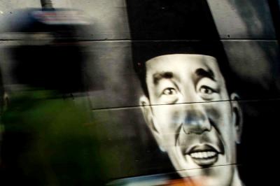 Warga saat melintasi mural para presiden dan pahlwan republik Indonesia di kawasan Cipondoh, Kota Tangerang, Senin (16/8/2021).
