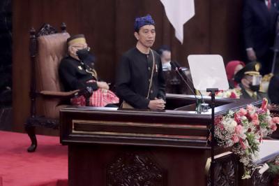 Presiden Joko Widodo menyampaikan pidato kenegaraan pada Sidang Tahunan MPR Tahun 2021 di Gedung Nusantara, Kompleks Parlemen, Jakarta, Senin (16/8/2021).