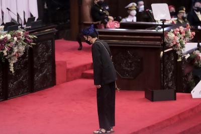 Presiden Joko Widodo menyampaikan pidato kenegaraan pada Sidang Tahunan MPR Tahun 2021 di Gedung Nusantara, Kompleks Parlemen, Jakarta, Senin (16/8/2021).