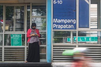 Petugas memeriksa bukti vaksinasi Covid-19 penumpang Transjakarta di Halte Transjakarta Mampang Prapatan, Jakata Selatan, Senin (16/8/2021).