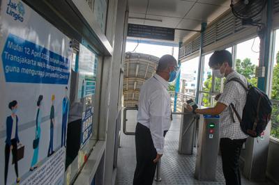 Petugas memeriksa bukti vaksinasi Covid-19 penumpang Transjakarta di Halte Transjakarta Mampang Prapatan, Jakata Selatan, Senin (16/8/2021).