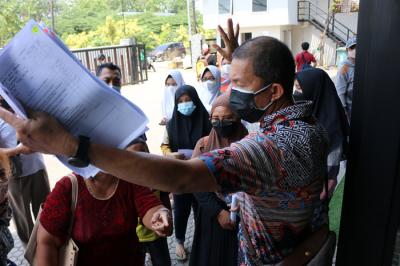 Vaksinator menyuntikkan vaksin Covid-19 tahap pertama kepada warga di Kelurahan Sunter Agung, Jakarta, Senin (16/8/2021).