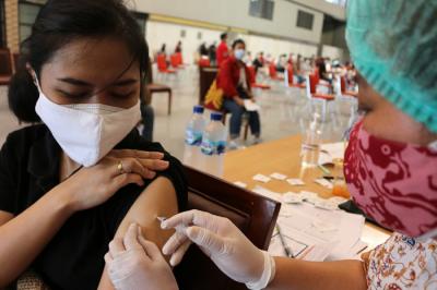 Vaksinator menyuntikkan vaksin Covid-19 tahap pertama kepada warga di Kelurahan Sunter Agung, Jakarta, Senin (16/8/2021).