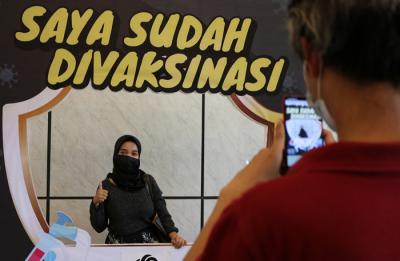 Vaksinator menyuntikkan vaksin Covid-19 tahap pertama kepada warga di Kelurahan Sunter Agung, Jakarta, Senin (16/8/2021).