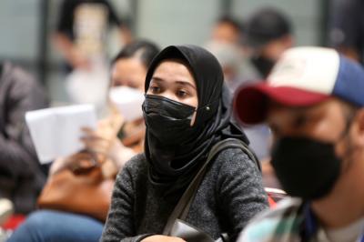 Vaksinator menyuntikkan vaksin Covid-19 tahap pertama kepada warga di Kelurahan Sunter Agung, Jakarta, Senin (16/8/2021).