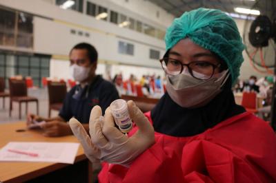 Vaksinator menyuntikkan vaksin Covid-19 tahap pertama kepada warga di Kelurahan Sunter Agung, Jakarta, Senin (16/8/2021).