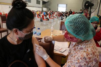 Vaksinator menyuntikkan vaksin Covid-19 tahap pertama kepada warga di Kelurahan Sunter Agung, Jakarta, Senin (16/8/2021).