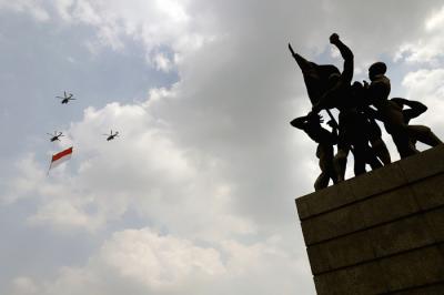 Pesawat tempur Angkatan Udara dan Helikopter Angkatan Darat membawa bendera merah putih di kawasan Monumen Nasional (Monas), Jakarta, Selasa (17/8/2021).