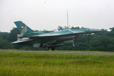 Delapan pesawat F-16 tiba di Skadron 31 setelah melakukan Fly Past mengitari langit Ibu Kota, Halim Perdana Kusuma, Jakarta, Selasa (17/8/2021).