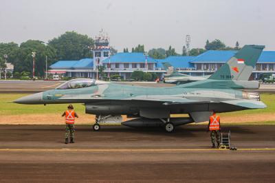 Delapan pesawat F-16 tiba di Skadron 31 setelah melakukan Fly Past mengitari langit Ibu Kota, Halim Perdana Kusuma, Jakarta, Selasa (17/8/2021).
