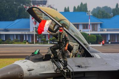 Delapan pesawat F-16 tiba di Skadron 31 setelah melakukan Fly Past mengitari langit Ibu Kota, Halim Perdana Kusuma, Jakarta, Selasa (17/8/2021).
