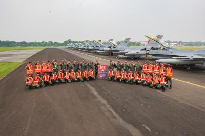 Delapan pesawat F-16 tiba di Skadron 31 setelah melakukan Fly Past mengitari langit Ibu Kota, Halim Perdana Kusuma, Jakarta, Selasa (17/8/2021).