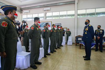 Delapan pesawat F-16 tiba di Skadron 31 setelah melakukan Fly Past mengitari langit Ibu Kota, Halim Perdana Kusuma, Jakarta, Selasa (17/8/2021).