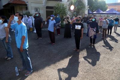 Upacara pengibaran dan penghormatan kepada Sang Saka Merah Putih di halaman gedung isolasi Hotel Asrama Hari Surabaya, Jawa Timur, Selasa (17/8/2021).