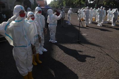 Upacara pengibaran dan penghormatan kepada Sang Saka Merah Putih di halaman gedung isolasi Hotel Asrama Hari Surabaya, Jawa Timur, Selasa (17/8/2021).