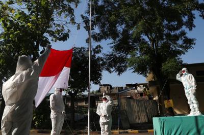 Upacara pengibaran dan penghormatan kepada Sang Saka Merah Putih di halaman gedung isolasi Hotel Asrama Hari Surabaya, Jawa Timur, Selasa (17/8/2021).