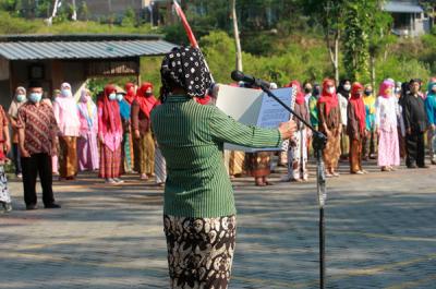 Petugas dan puluhan warga mengenakan pakaian adat Jawa saat mengikuti upacara peringatan HUT ke-76 Kemerdekaan RI di Kampung Jawi, Selasa (17/8/2021).