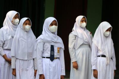 Siswa-siswi SMP dan SMK Syahid saat Upacara Peringatan Hari Kemerdekaan HUT RI Ke-76 secara virtual di Jakarta, Selasa (17/8/2021).
