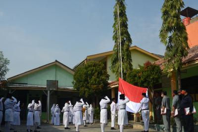 Siswa-siswi SMP dan SMK Syahid saat Upacara Peringatan Hari Kemerdekaan HUT RI Ke-76 secara virtual di Jakarta, Selasa (17/8/2021).