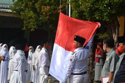 Siswa-siswi SMP dan SMK Syahid saat Upacara Peringatan Hari Kemerdekaan HUT RI Ke-76 secara virtual di Jakarta, Selasa (17/8/2021).