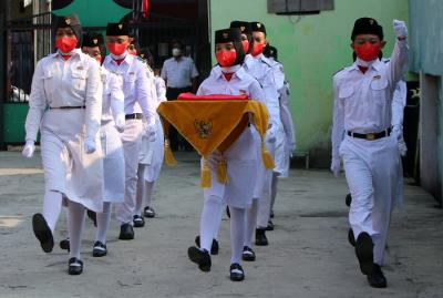 Siswa-siswi SMP dan SMK Syahid saat Upacara Peringatan Hari Kemerdekaan HUT RI Ke-76 secara virtual di Jakarta, Selasa (17/8/2021).