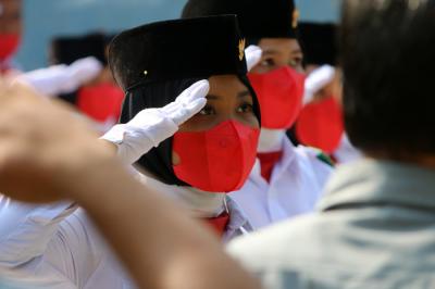 Siswa-siswi SMP dan SMK Syahid saat Upacara Peringatan Hari Kemerdekaan HUT RI Ke-76 secara virtual di Jakarta, Selasa (17/8/2021).
