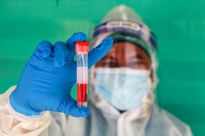 Petugas melakukan swab PCR kepada warga secara drive thru di GSI Lab, Jakarta Selatan, Selasa (17/8/2021).