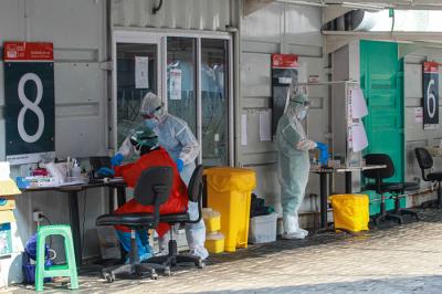 Petugas melakukan swab PCR kepada warga secara drive thru di GSI Lab, Jakarta Selatan, Selasa (17/8/2021).