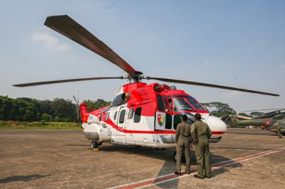 Persiapan TNI AU lakukan pengibaran Bendera Merah Putih raksasa mengitari langit Ibu Kota di Skadron 21, Halim Perdana Kusuma, Jakarta, Selasa (17/8/2021).