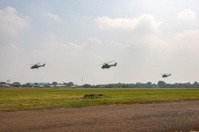 Persiapan TNI AU lakukan pengibaran Bendera Merah Putih raksasa mengitari langit Ibu Kota di Skadron 21, Halim Perdana Kusuma, Jakarta, Selasa (17/8/2021).
