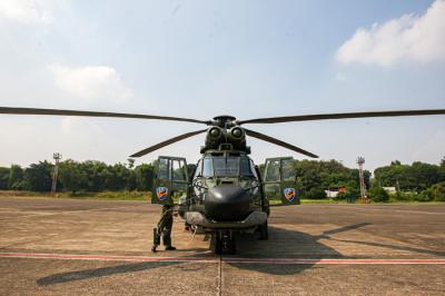 Persiapan TNI AU lakukan pengibaran Bendera Merah Putih raksasa mengitari langit Ibu Kota di Skadron 21, Halim Perdana Kusuma, Jakarta, Selasa (17/8/2021).