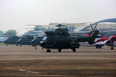 Persiapan TNI AU lakukan pengibaran Bendera Merah Putih raksasa mengitari langit Ibu Kota di Skadron 21, Halim Perdana Kusuma, Jakarta, Selasa (17/8/2021).