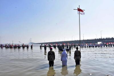 Upacara peringatan HUT Ke-76 Kemerdekaan Republik Indonesia di Sekitaran Suramadu, Kecamatan Kenjeran, Kota Surabaya, Jawa Timur, Selasa (17/8/2021).