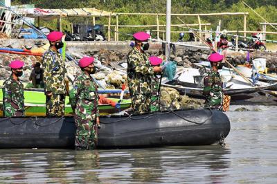 Upacara peringatan HUT Ke-76 Kemerdekaan Republik Indonesia di Sekitaran Suramadu, Kecamatan Kenjeran, Kota Surabaya, Jawa Timur, Selasa (17/8/2021).