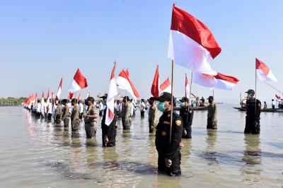 Upacara peringatan HUT Ke-76 Kemerdekaan Republik Indonesia di Sekitaran Suramadu, Kecamatan Kenjeran, Kota Surabaya, Jawa Timur, Selasa (17/8/2021).
